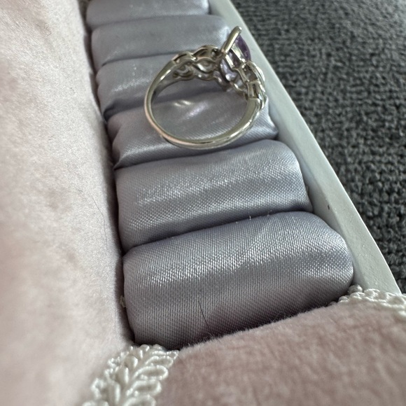 Elegant 925 Sterling Silver and genuine Amethyst heart ring. - Picture 9 of 15